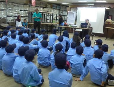 الشرطة تنظم زيارة لطلاب مخيم الشرطي الصغير لمكتبة بلدية جنين